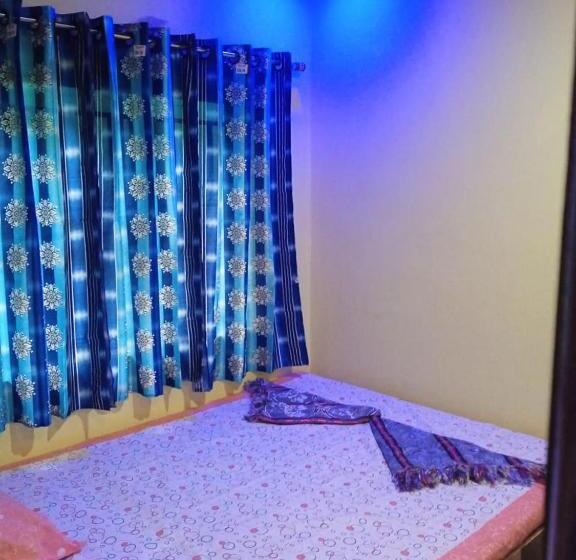 اتاق خانوادگی, Savitri Guest House
