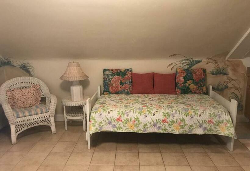 استودیوی استاندارد, Angie's Guest Cottage