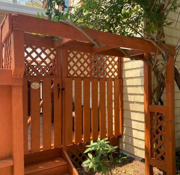استودیوی استاندارد, Angie's Guest Cottage