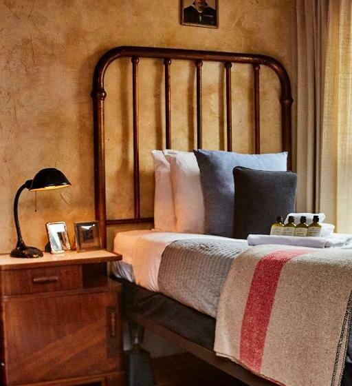 اتاق استاندارد با سرویس بهداشتی مشترک, Crew S Quarters Boarding House   Caters To Men
