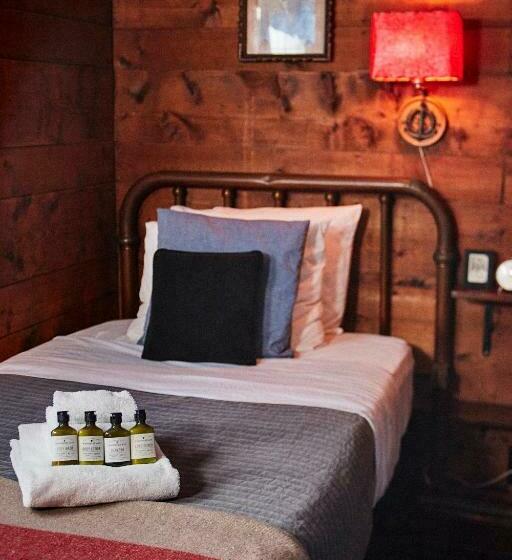 اتاق استاندارد با سرویس بهداشتی مشترک, Crew S Quarters Boarding House   Caters To Men