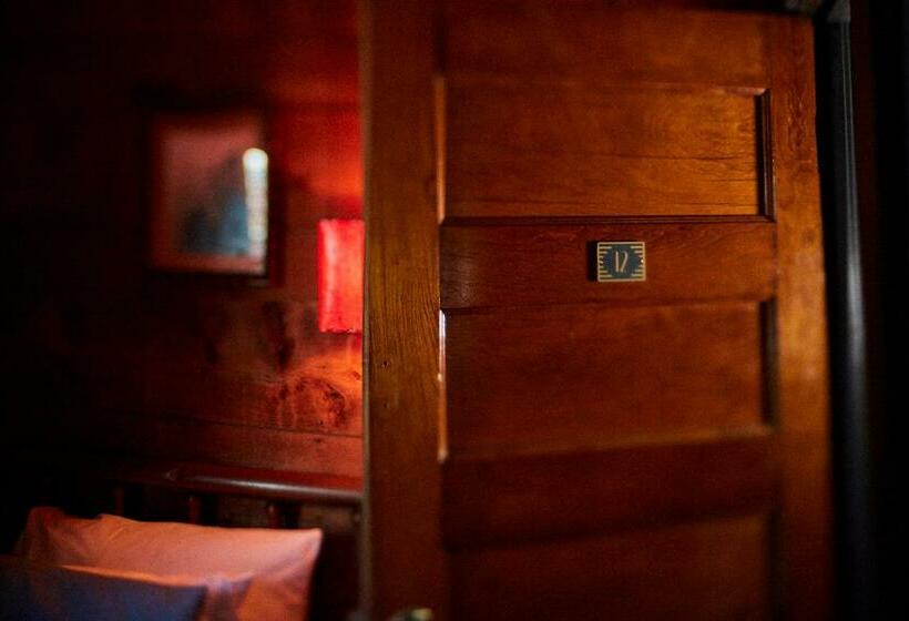 اتاق استاندارد با سرویس بهداشتی مشترک, Crew S Quarters Boarding House   Caters To Men