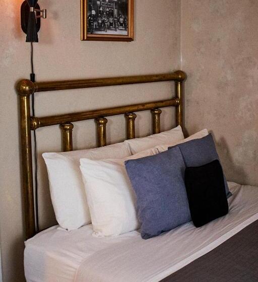 اتاق استاندارد با سرویس بهداشتی مشترک, Crew S Quarters Boarding House   Caters To Men