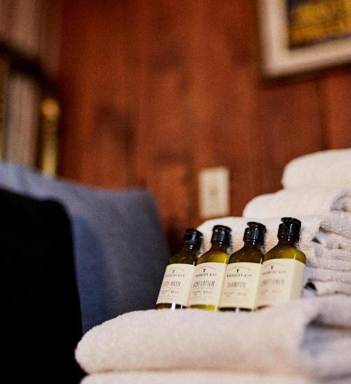 اتاق استاندارد با سرویس بهداشتی مشترک, Crew S Quarters Boarding House   Caters To Men
