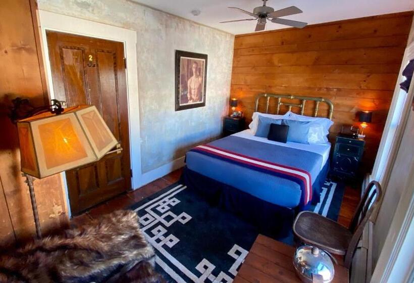 اتاق لوکس, Crew S Quarters Boarding House   Caters To Men