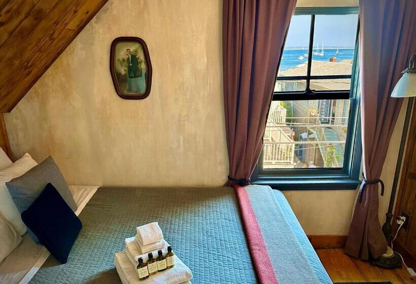 اتاق لوکس, Crew S Quarters Boarding House   Caters To Men