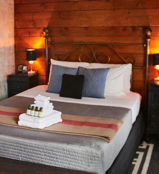 اتاق لوکس, Crew S Quarters Boarding House   Caters To Men