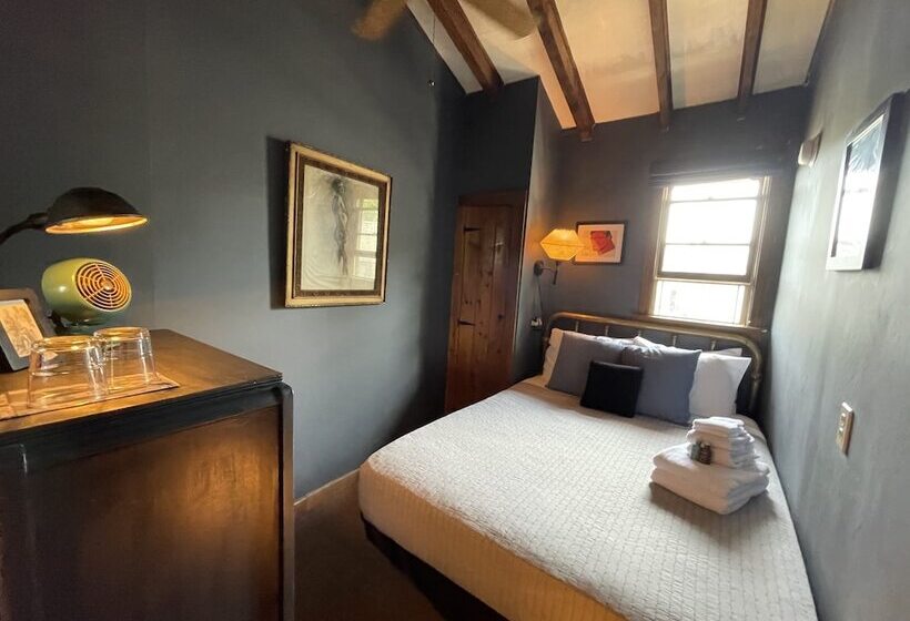 اتاق استاندارد با سرویس بهداشتی مشترک, Crew S Quarters Boarding House   Caters To Men