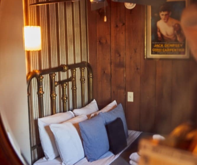 اتاق استاندارد با سرویس بهداشتی مشترک, Crew S Quarters Boarding House   Caters To Men