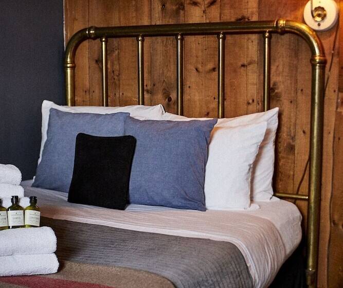 اتاق استاندارد با سرویس بهداشتی مشترک, Crew S Quarters Boarding House   Caters To Men