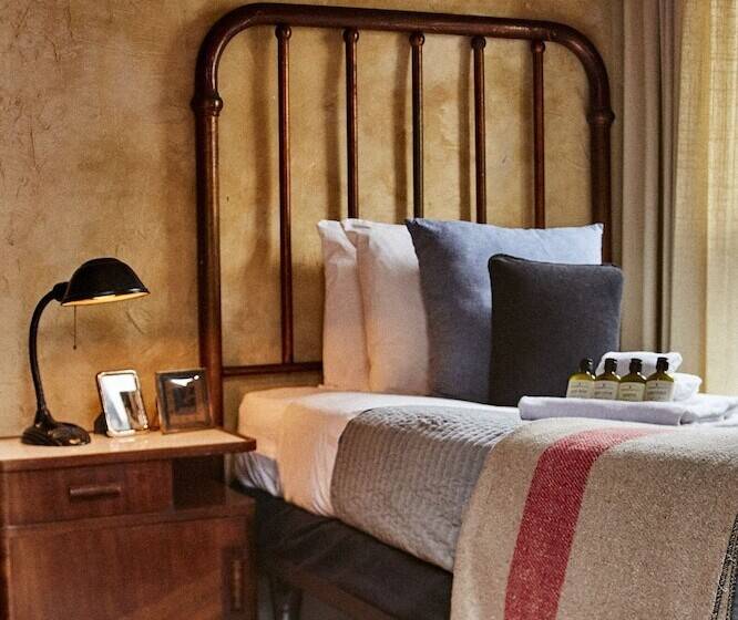 اتاق استاندارد با سرویس بهداشتی مشترک, Crew S Quarters Boarding House   Caters To Men
