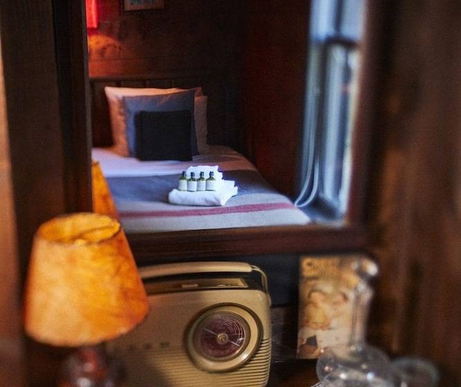 اتاق استاندارد با سرویس بهداشتی مشترک, Crew S Quarters Boarding House   Caters To Men