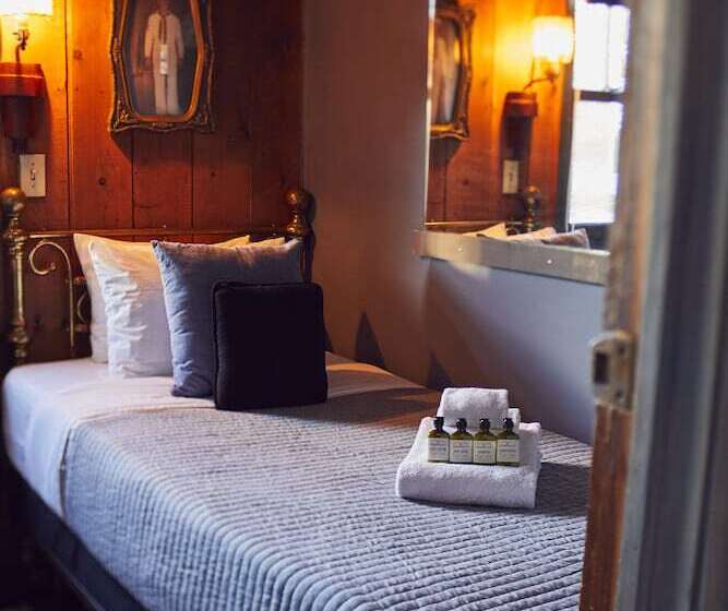 اتاق استاندارد با سرویس بهداشتی مشترک, Crew S Quarters Boarding House   Caters To Men