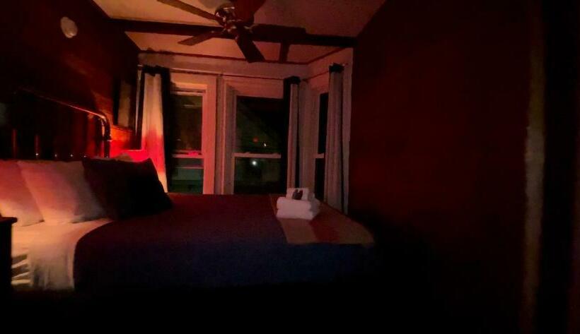 اتاق استاندارد با سرویس بهداشتی مشترک, Crew S Quarters Boarding House   Caters To Men
