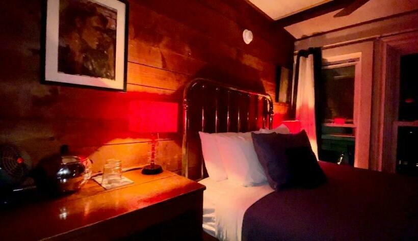 اتاق استاندارد با سرویس بهداشتی مشترک, Crew S Quarters Boarding House   Caters To Men