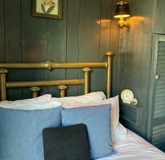 اتاق استاندارد با سرویس بهداشتی مشترک, Crew S Quarters Boarding House   Caters To Men