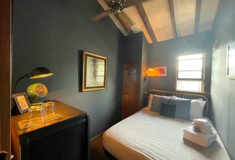 اتاق استاندارد با سرویس بهداشتی مشترک, Crew S Quarters Boarding House   Caters To Men