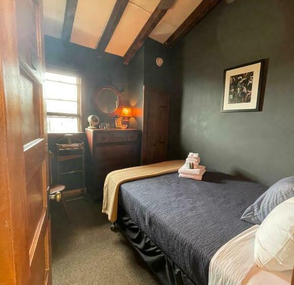 اتاق استاندارد با سرویس بهداشتی مشترک, Crew S Quarters Boarding House   Caters To Men
