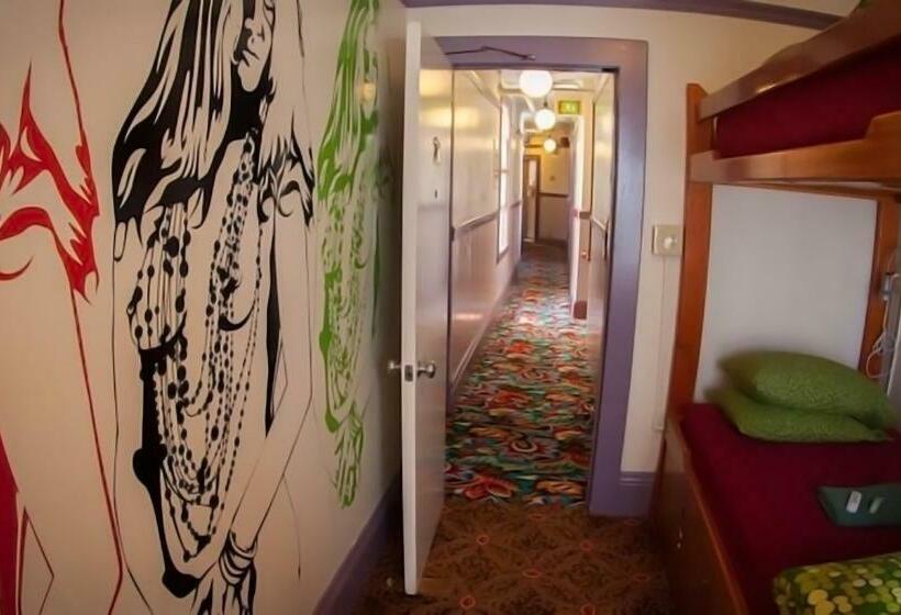 اتاق استاندارد با سرویس بهداشتی مشترک, Green Tortoise Hostel