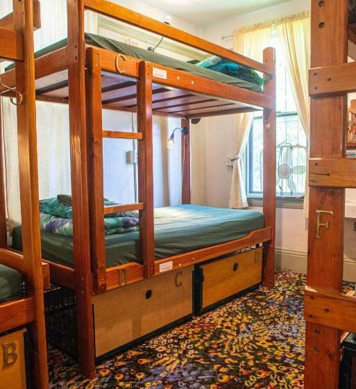 اتاق استاندارد با سرویس بهداشتی مشترک, Green Tortoise Hostel