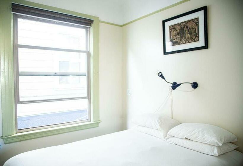 اتاق استاندارد با سرویس بهداشتی مشترک, Green Tortoise Hostel