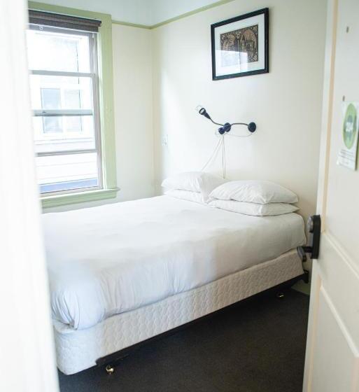 اتاق استاندارد با سرویس بهداشتی مشترک, Green Tortoise Hostel