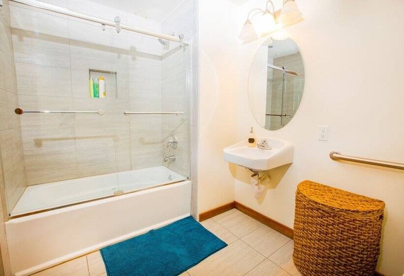 تختخواب در اتاق مشترک, International Travelers House Adventure Hostel