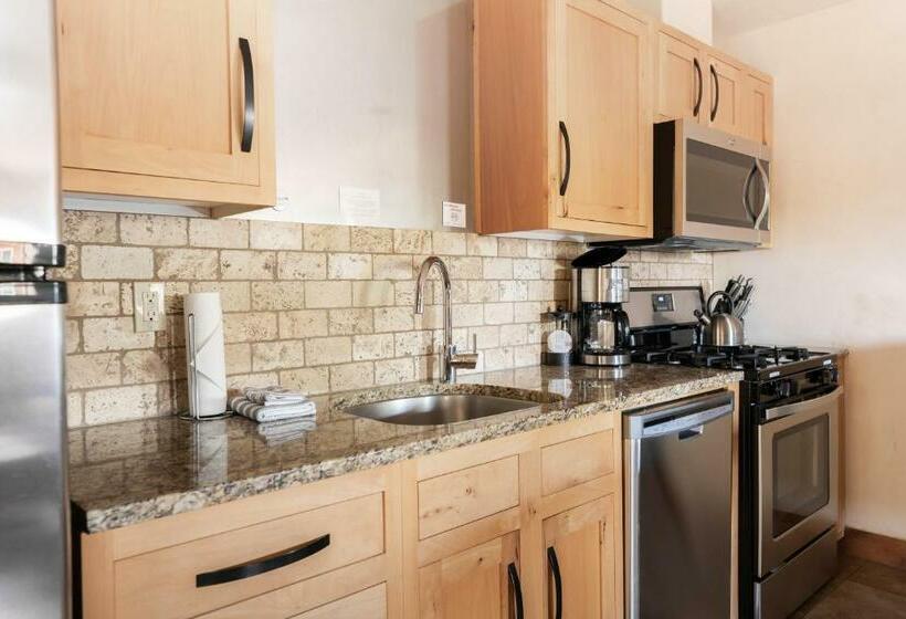 سوئیت با تخت بزرگ, Wall Street Suites