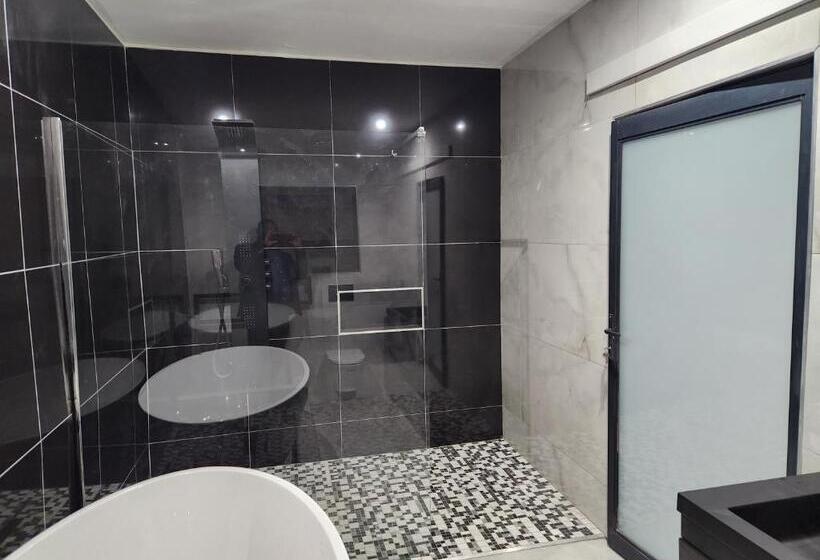 اتاق لوکس با تخت بزرگ, The Residence Villa