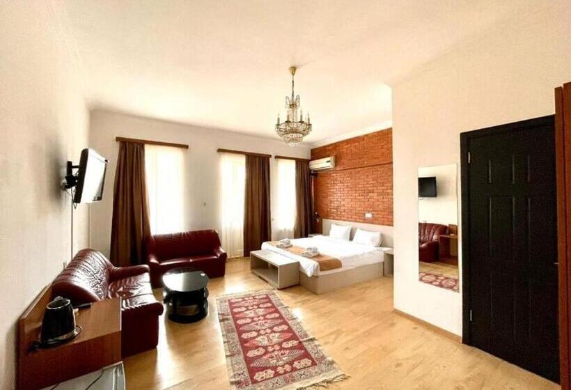 اتاق سوپریور خانوادگی, Tbil Inn