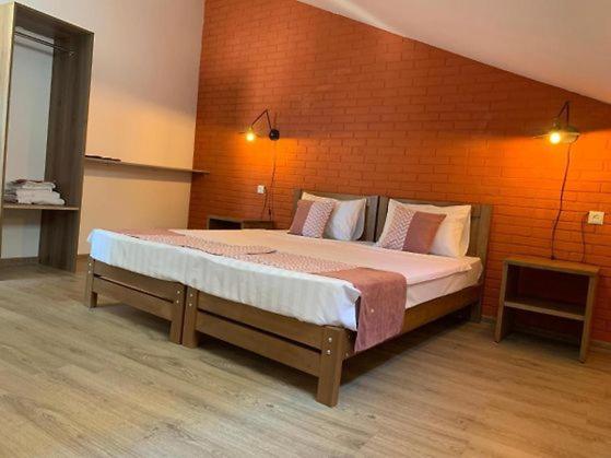اتاق اکونومی, Tbil Inn