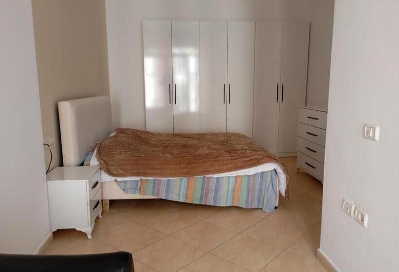 اتاق لوکس, Friends Hostel