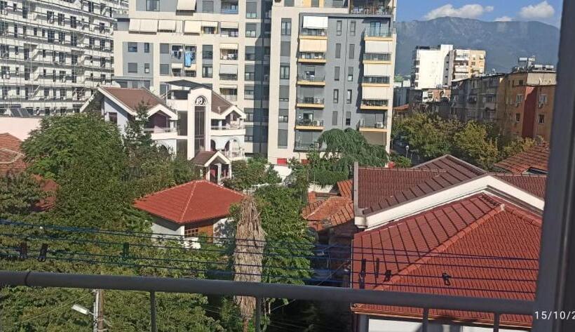 اتاق ساده سه‌ نفره, Friends Hostel