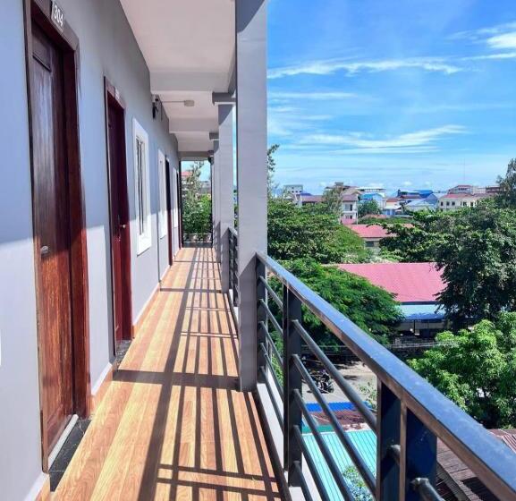 اتاق لوکس با بالکن, Kro Nhep Guesthouse