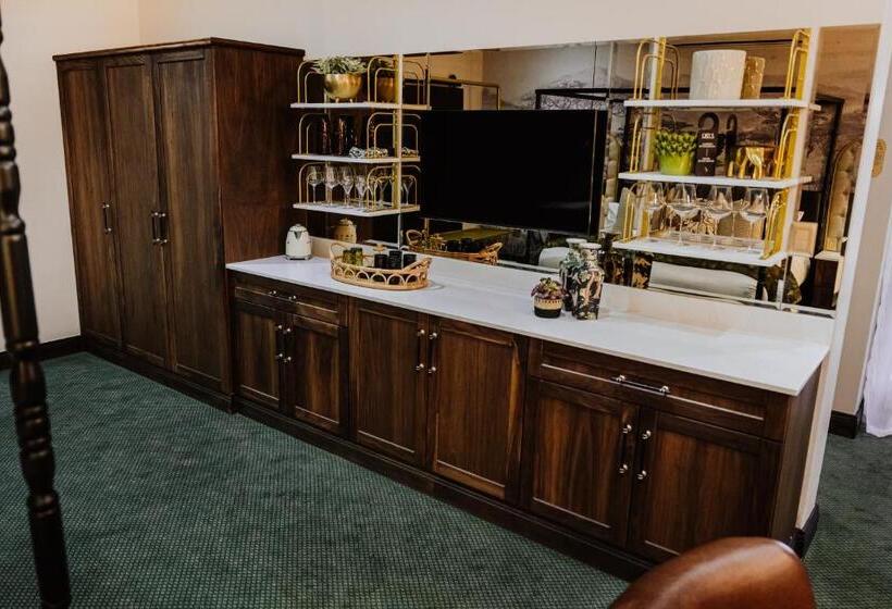 سوئیت پرزیدنت, Oryx Boutique