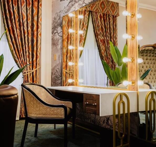 سوئیت پرزیدنت, Oryx Boutique