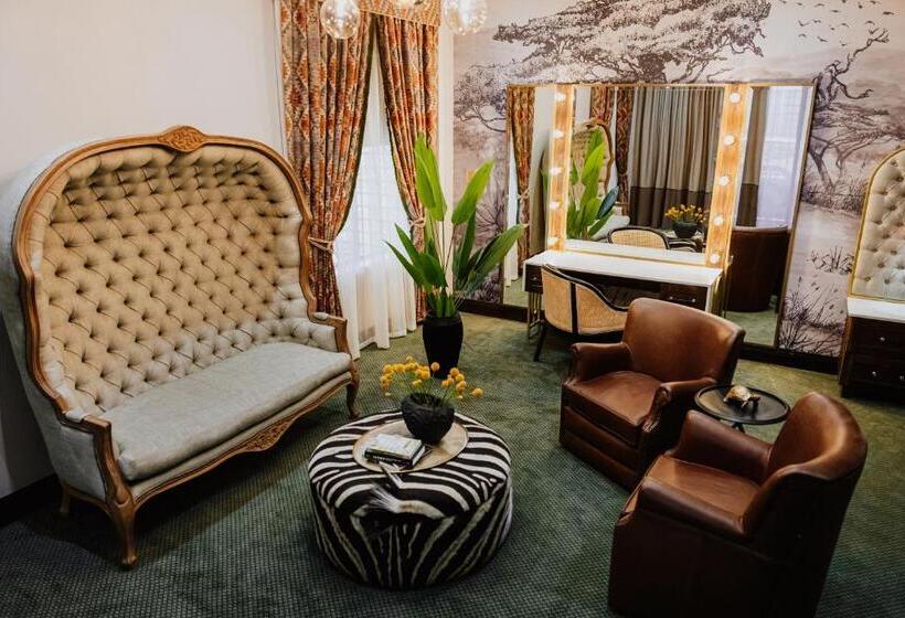 سوئیت پرزیدنت, Oryx Boutique