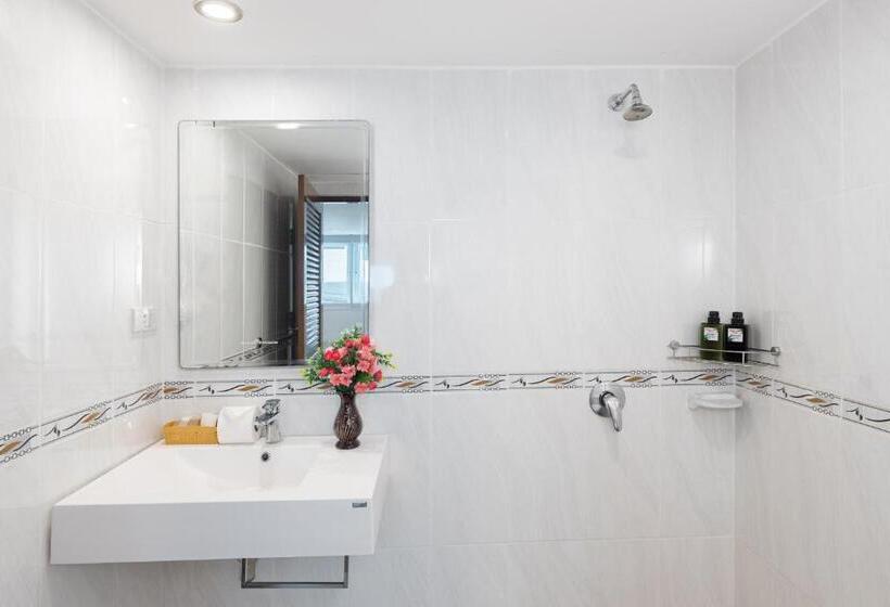 اتاق لوکس با تخت بزرگ, Bevans Place Karon