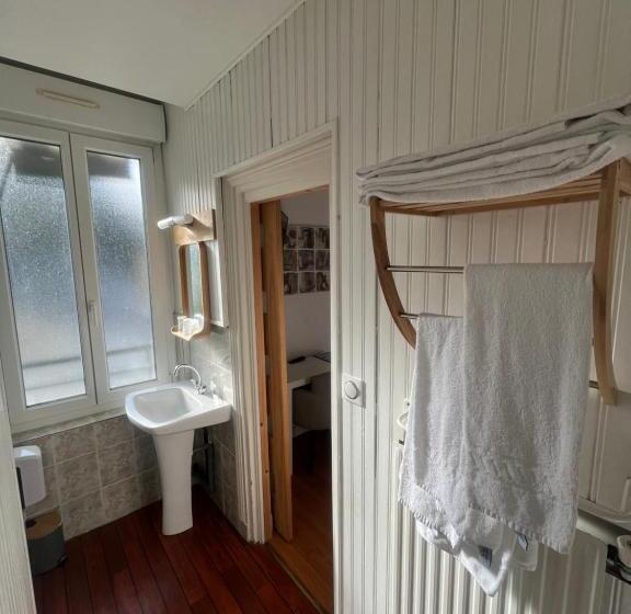 اتاق استاندارد سه نفره, Le Petit Montmartre