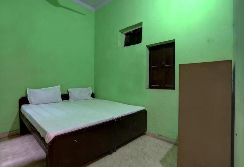 اتاق کلاسیک سه تخته, Oyo Lavish Guest House