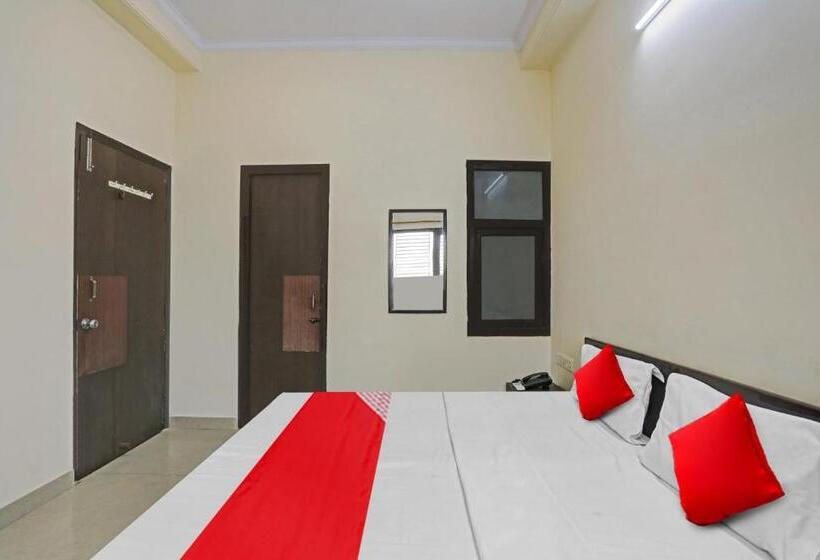 اتاق کلاسیک سه تخته, Oyo Flagship 81144 Hotel Maharaja