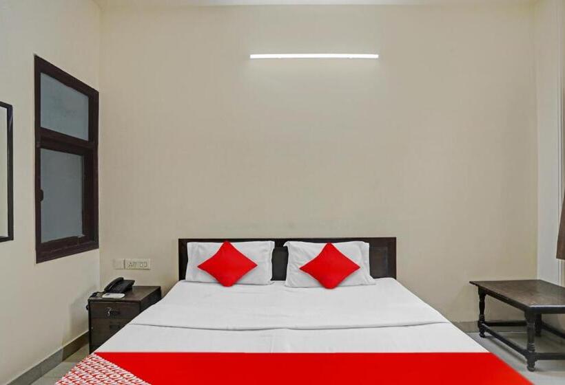 اتاق کلاسیک سه تخته, Oyo Flagship 81144 Hotel Maharaja