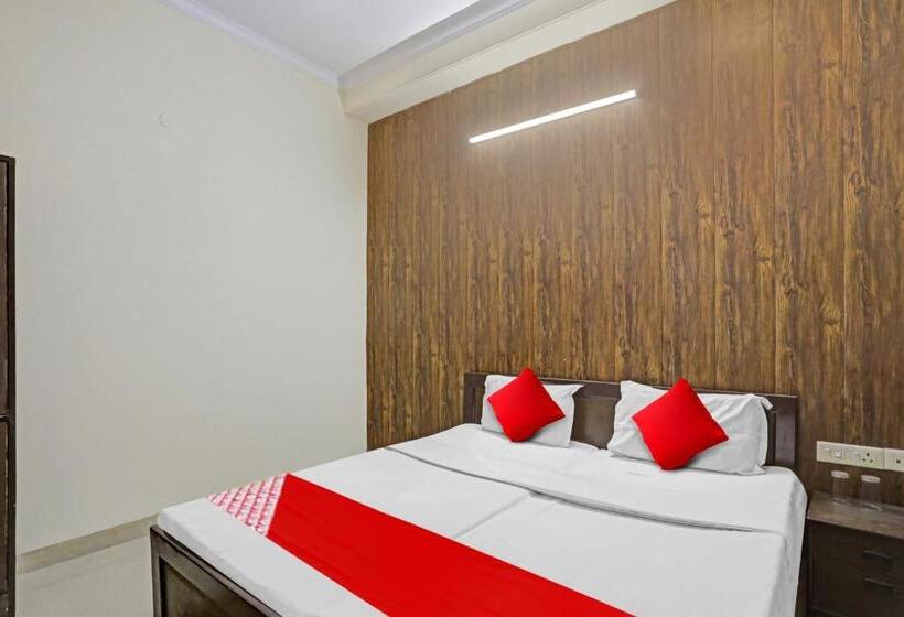 اتاق کلاسیک سه تخته, Oyo Flagship 81144 Hotel Maharaja
