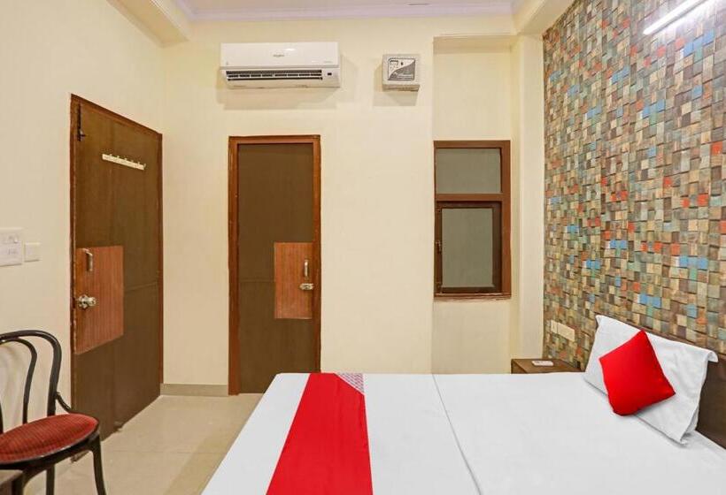 اتاق کلاسیک سه تخته, Oyo Flagship 81144 Hotel Maharaja