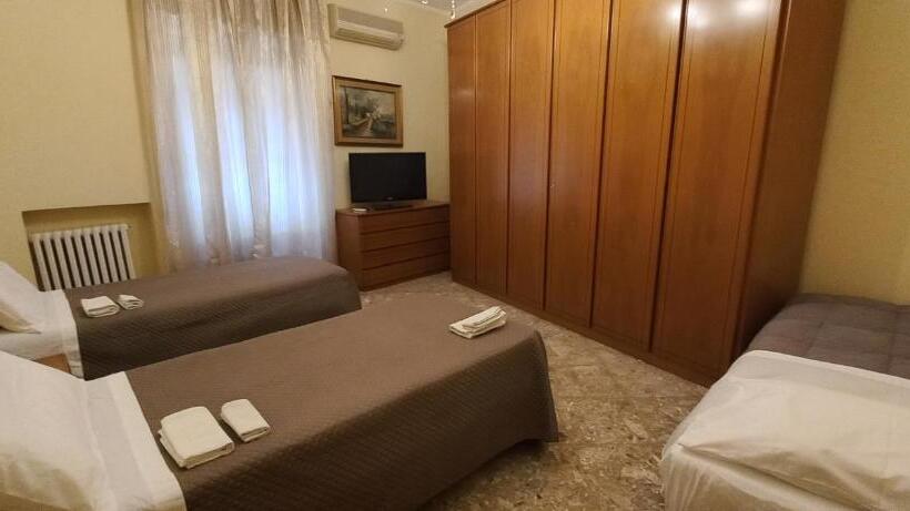 اتاق استاندارد سه نفره, Taranto Casa