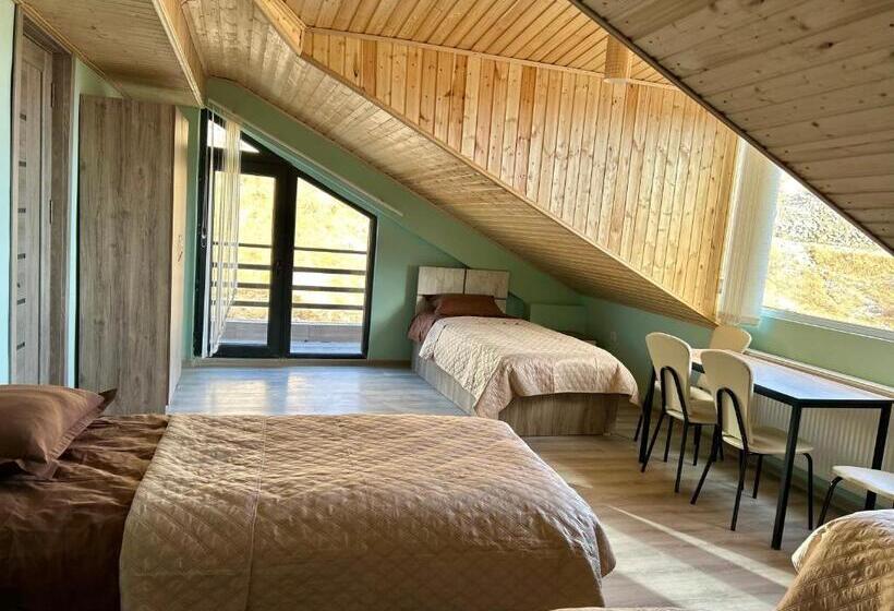 اتاق استاندارد چهارنفره با بالکن, Dandelion Hotel Gudauri