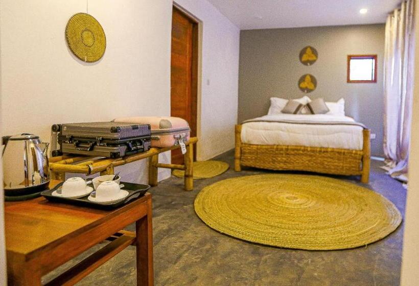 اتاق خانوادگی, Mbugwe Lodge