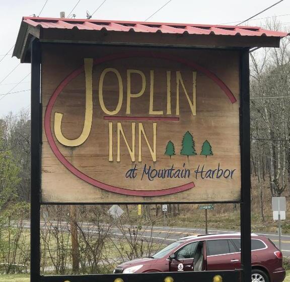 اتاق استاندارد چهار تخته, Ji1, King Guest Room At The Joplin Inn At Entrance To The Resort Hotel Room