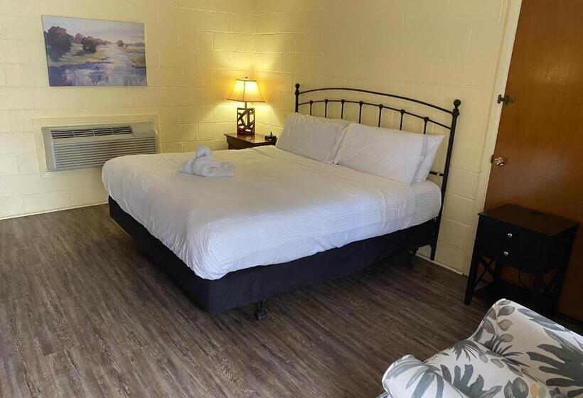اتاق استاندارد چهار تخته, Ji1, King Guest Room At The Joplin Inn At Entrance To The Resort Hotel Room