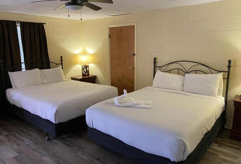 اتاق استاندارد چهار تخته, Ji1, King Guest Room At The Joplin Inn At Entrance To The Resort Hotel Room